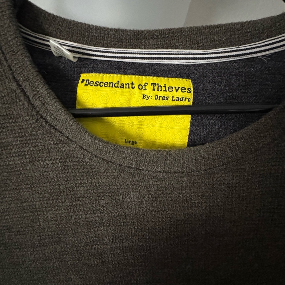 Descendant of Thieves lightweight textured knit sweater by designer Dres Ladro. - Picture 3 of 4
